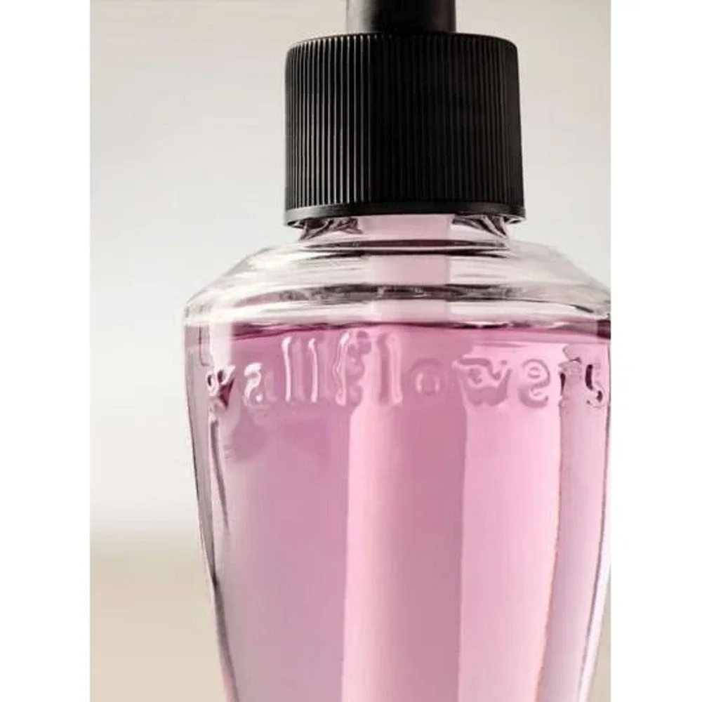 Bath & Body Works Wallflowers Milk Bar Birthday Cake Refill Bulbs 4-Pack New NIB - Picture 4 of 7